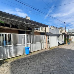 Dijual rumah murah di Medokan Ayu Rungkut Surabaya harga Rp 520 juta. LT 93 m², 2 KT, 1 KM, SHM, akses mobil, dekat MERR. Cek spesifikasinya!