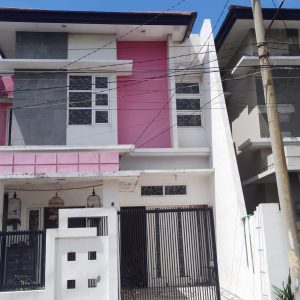 Dijual rumah murah 2 lantai di Menteng Regency Driyorejo Gresik Rp 650 juta all in. LT 133 m², LB 156 m², 4 KT, 2 KM, SHM, dekat Surabaya. Cek detailnya!
