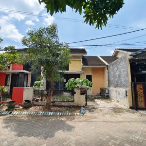 Dijual rumah murah di Bumi Papan Selaras Wonoayu Sidoarjo Rp 315 juta. LT 105 m², 2 KT, 1 KM, SHM, aset bank, dekat Tol Legundi & Bandara Juanda. Cek detailnya!