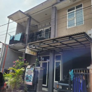 Dijual rumah 2 lantai di Bukit Bambe Driyorejo Gresik Rp 325 juta. LT 120 m², 4 KT, 2 KM, SHM, aset bank, bebas banjir, dekat Surabaya. Cek detailnya!