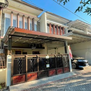 Dijual rumah 2 lantai di Green Semanggi Mangrove, Rungkut, Surabaya Rp 659 juta. LT 90 m², 3 KT, 2 KM, SHGB, aset bank, dekat ITS, UPN & Galaxy Mall. Cek detailnya!