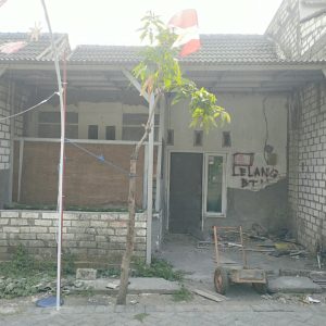 Dijual rumah murah di Manyar, Gresik Rp 245 juta. LT 70 m², 2 KT, 1 KM, SHM, aset bank, dekat RS Fathma Medika dan kawasan industri Manyar. Cek detailnya!