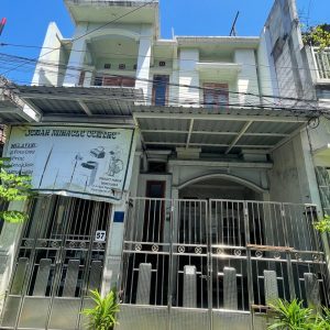 Dijual rumah di Dukuh Setro, Tambaksari, Surabaya Rp 575 juta. LT 68 m², 3 KT, 1 KM, SHM, aset bank, dekat Jl. Kenjeran dan pusat Kota Surabaya. Cek detailnya!